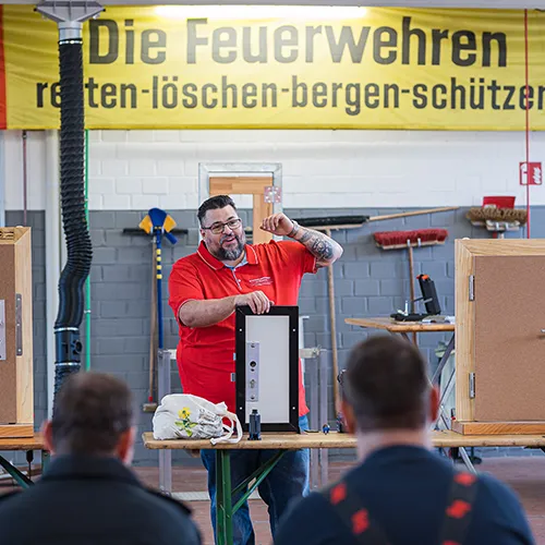 Teilnehmer üben zerstörungsfreie Türöffnung