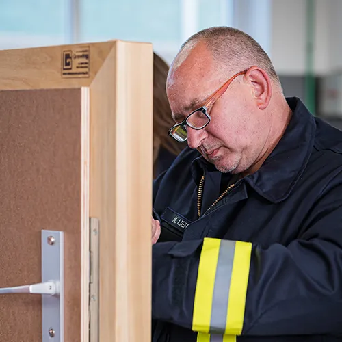 Praktisches Training an Übungstüren