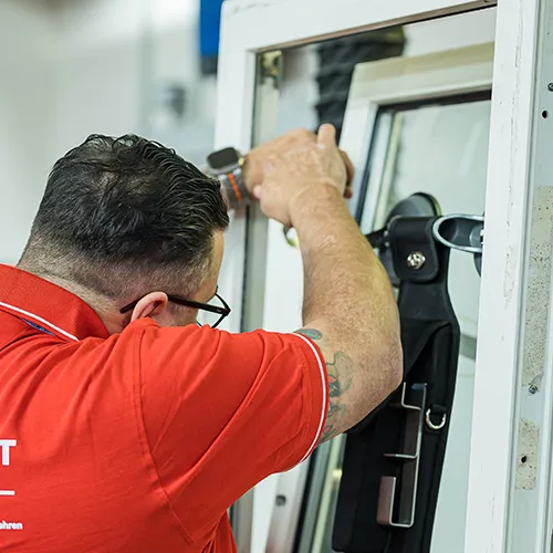 Teilnehmer beim Training mit professionellen Öffnungswerkzeugen
